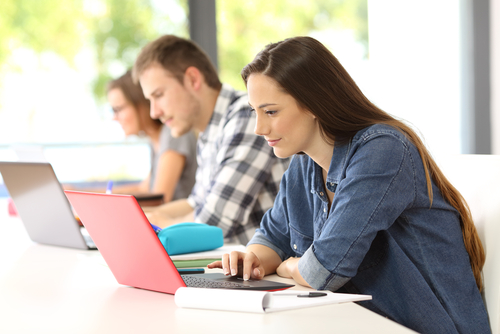 studenten achter laptop