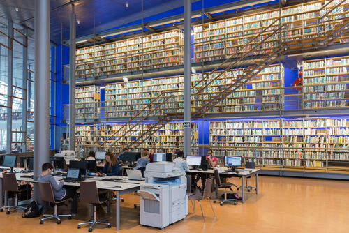 studenten aan het studeren in bibliotheek TU Delft
